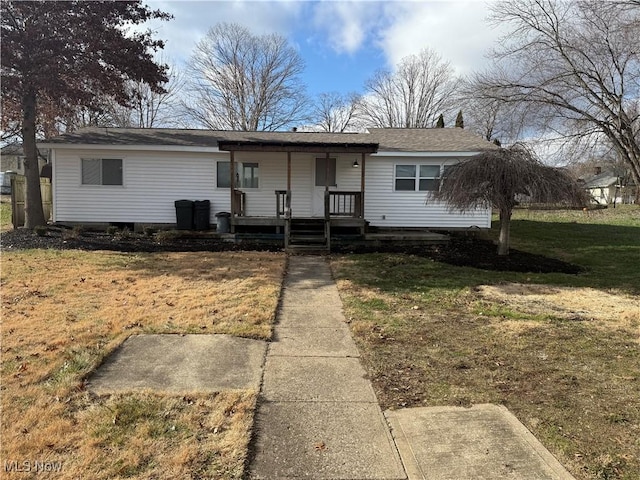 single story home featuring a front yard