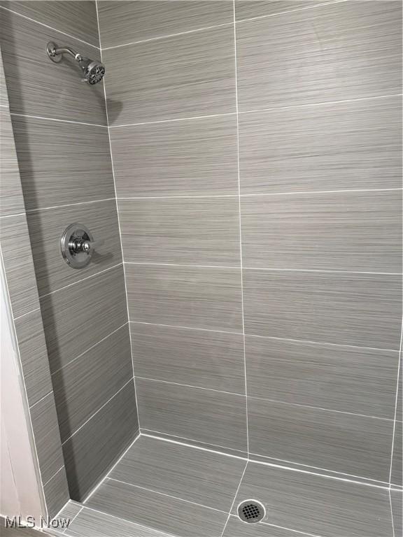 bathroom with a tile shower