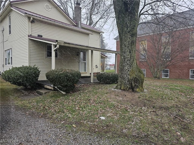 exterior space featuring a lawn