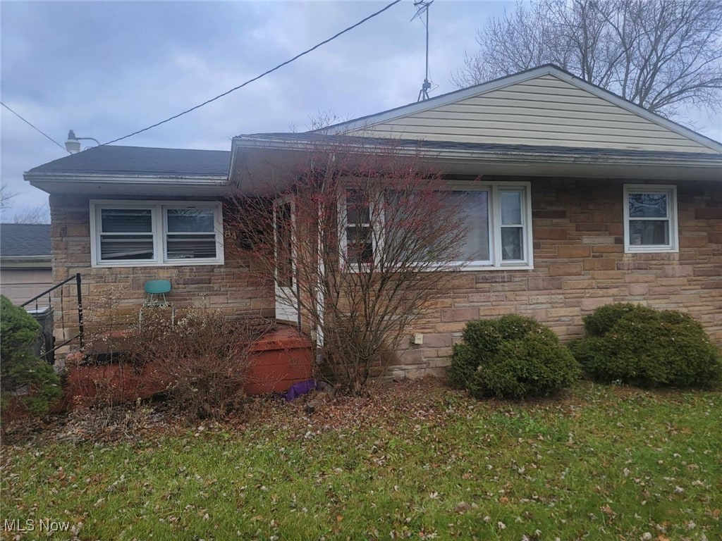 view of front of house with a front lawn