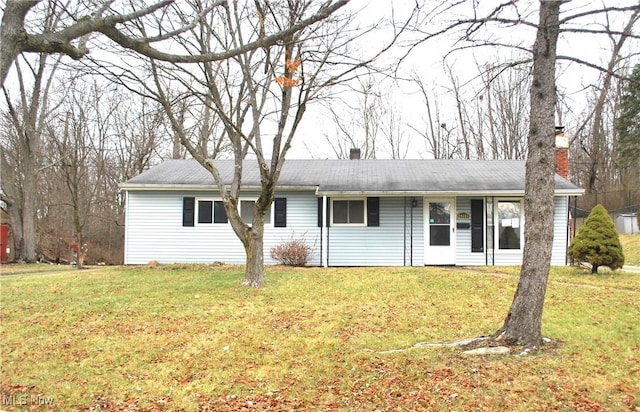 ranch-style house featuring a front lawn