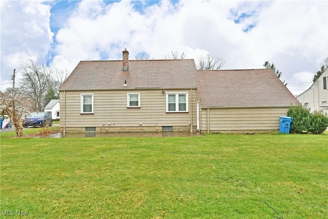 back of house featuring a lawn