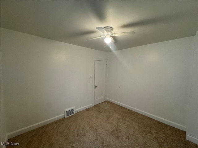 carpeted empty room featuring ceiling fan