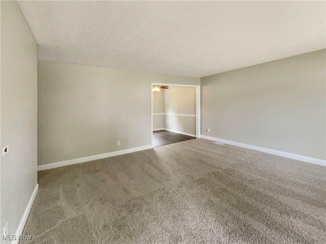 carpeted empty room featuring ceiling fan