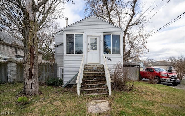 view of front facade with a front lawn