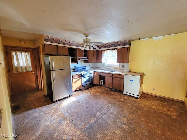 kitchen with appliances with stainless steel finishes, sink, ceiling fan, and exhaust hood