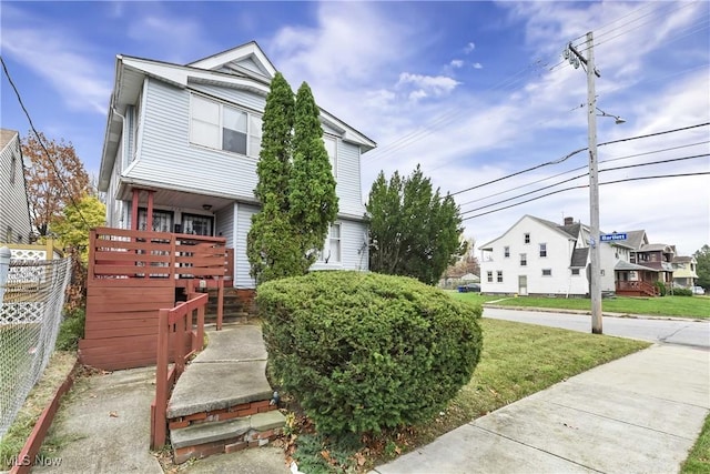 view of front of house featuring a front lawn