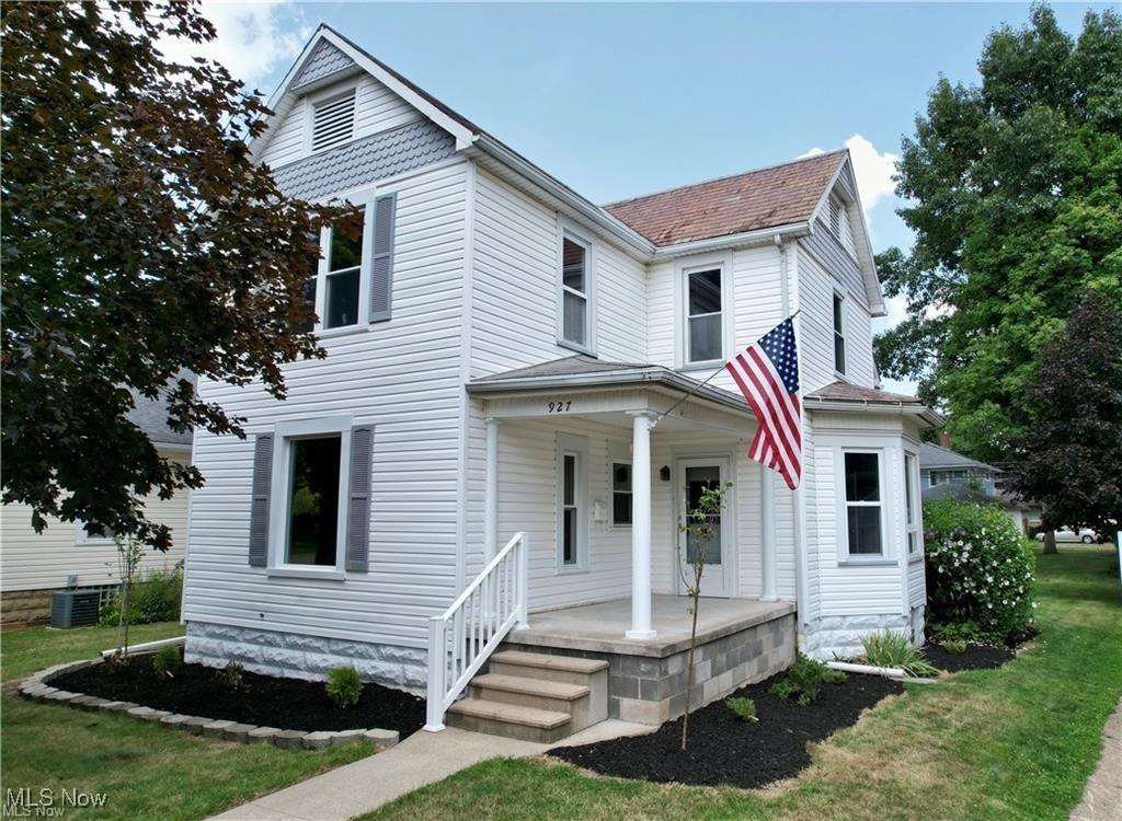 view of front facade with covered porch, a front lawn, and cooling unit