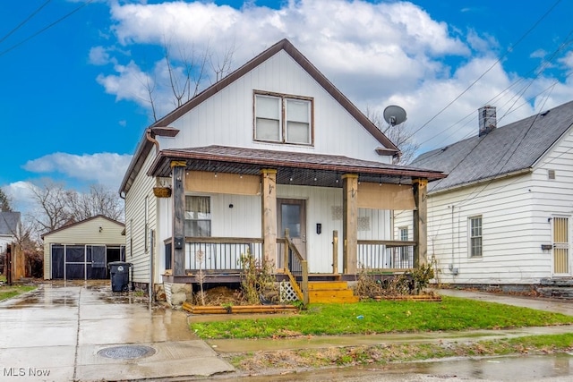 view of front of property with a front lawn and covered porch