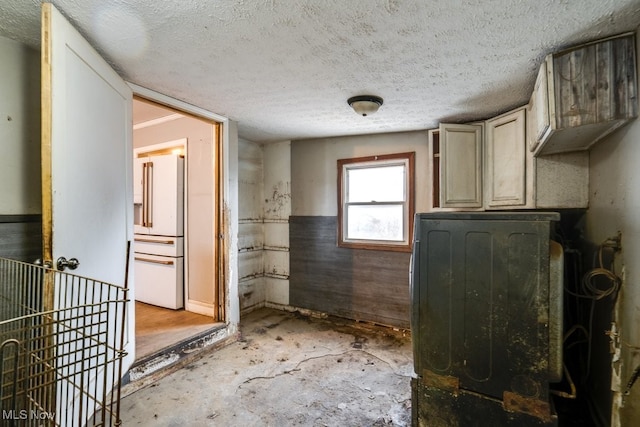 bathroom featuring a textured ceiling and concrete floors