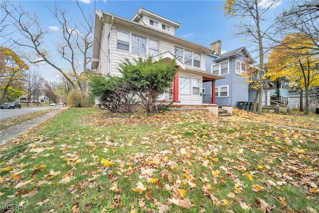 view of front facade with a front lawn