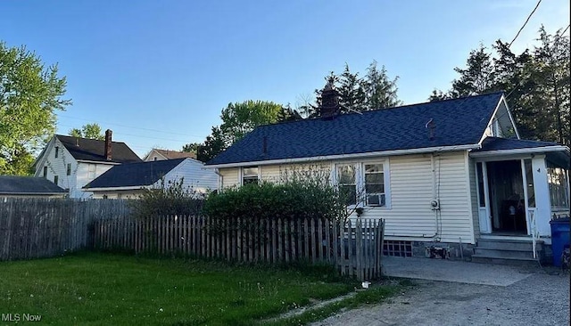 view of front of property featuring a front yard and a patio