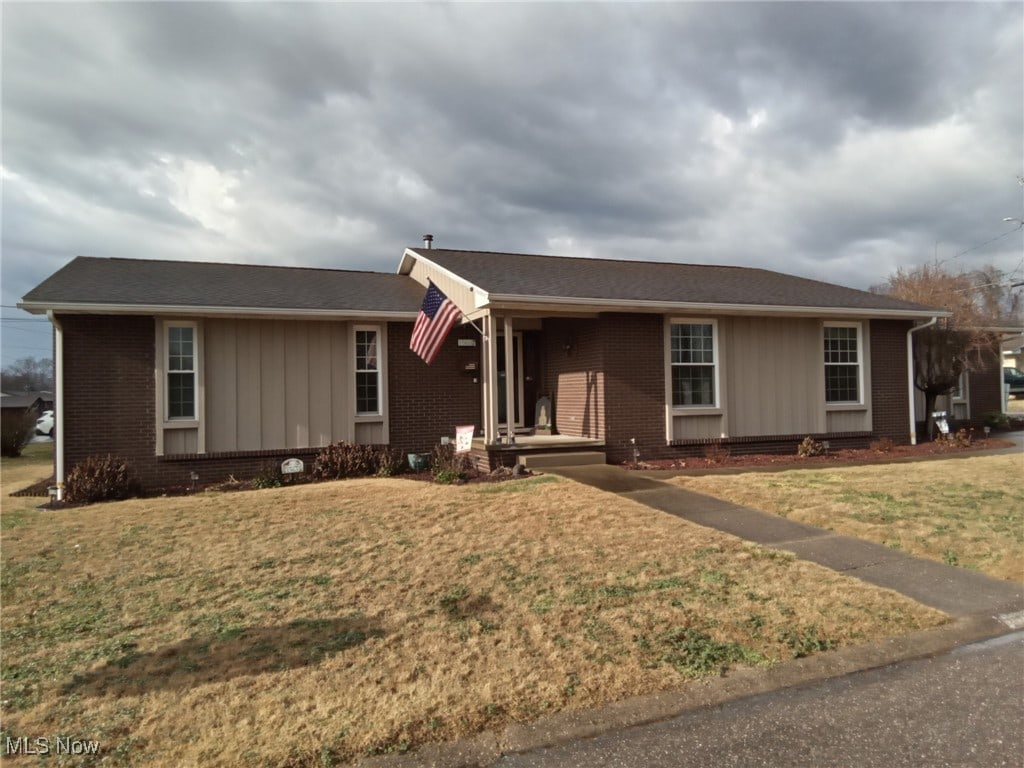 single story home with a front yard