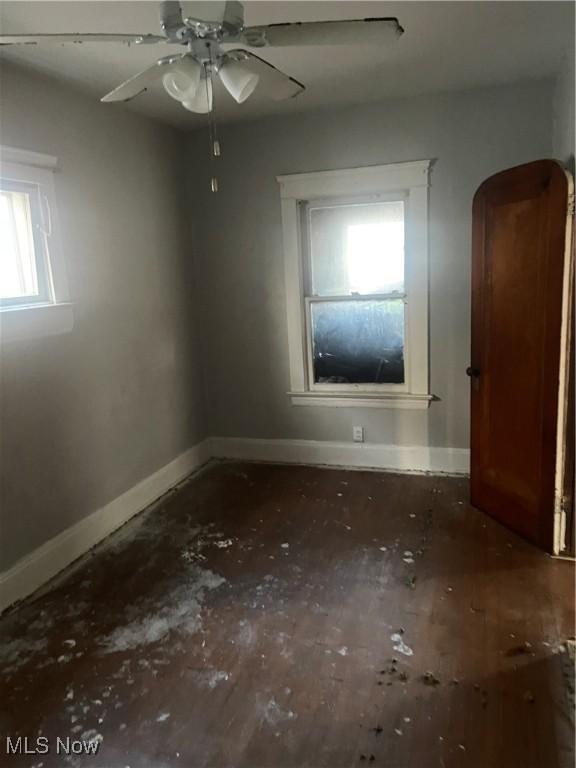 empty room featuring ceiling fan