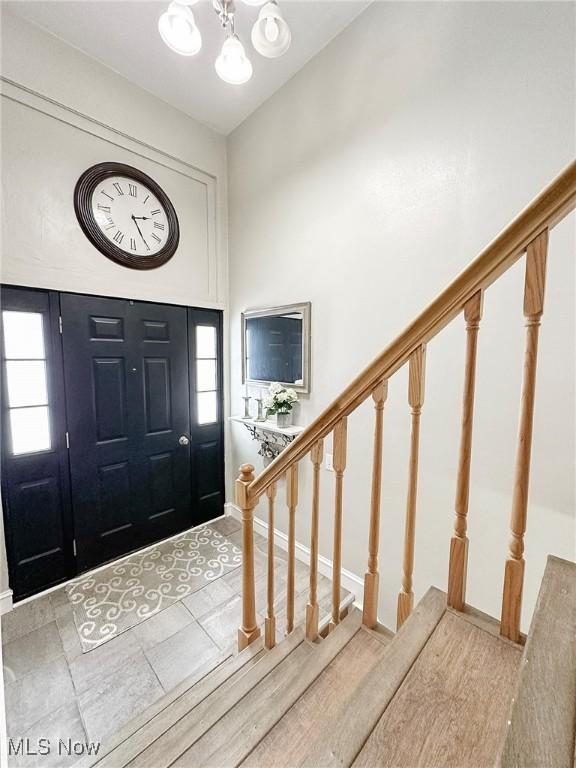 foyer featuring an inviting chandelier