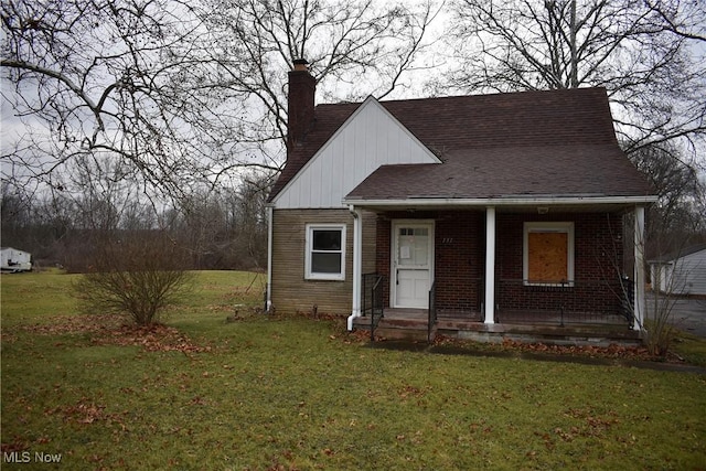 bungalow featuring a front lawn