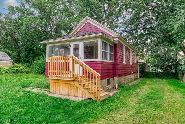 view of front of house featuring a front yard