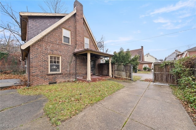 view of front of home with a front yard