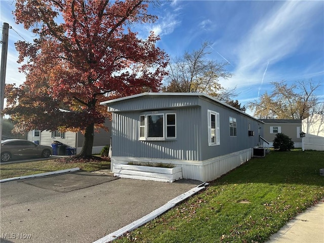 manufactured / mobile home with a front lawn