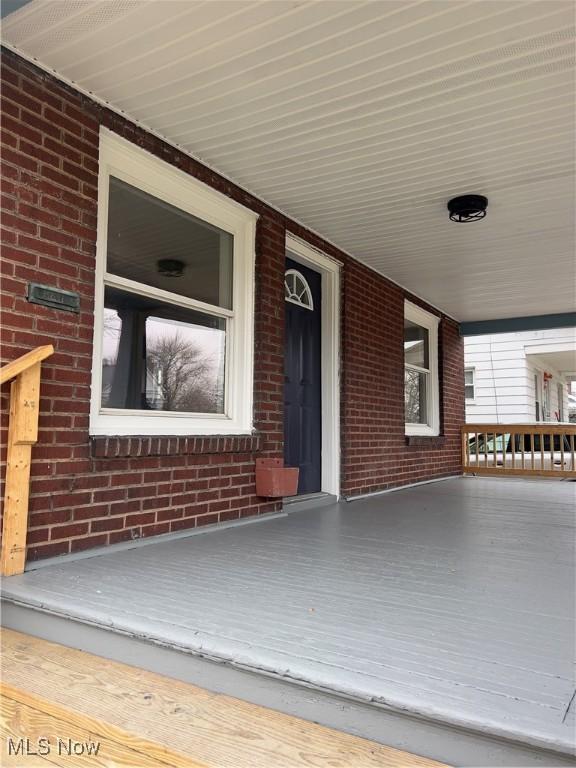 property entrance featuring a porch