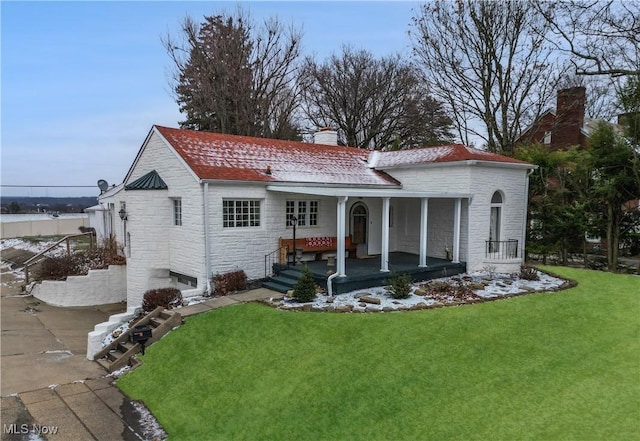 view of front of property with a porch and a front lawn