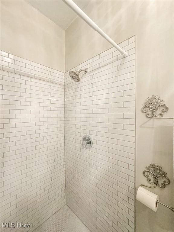 bathroom featuring tiled shower