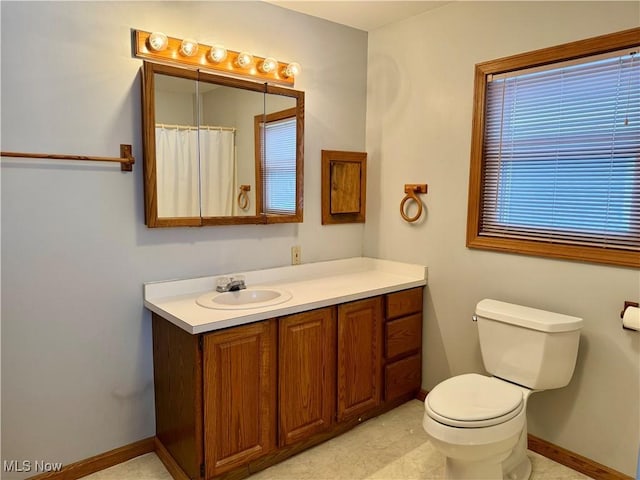 bathroom with a shower with curtain, vanity, and toilet