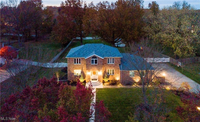 view of front of property featuring a front yard