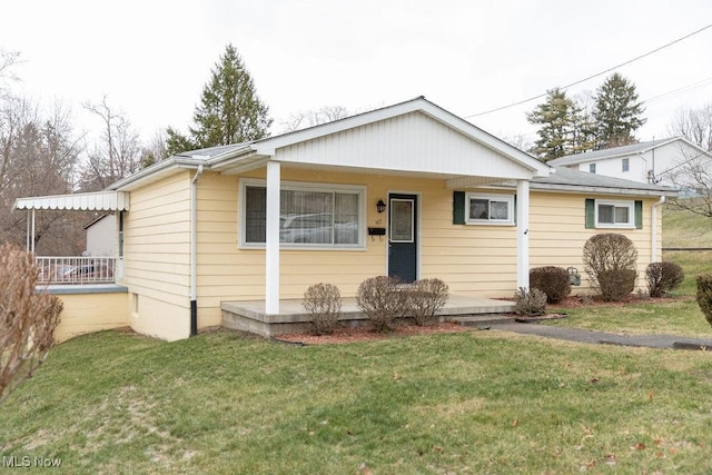 view of front of property featuring a front lawn and covered porch