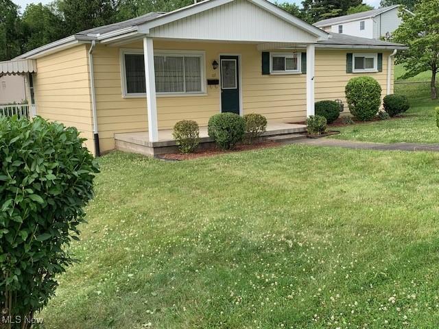 view of front of house with a front lawn