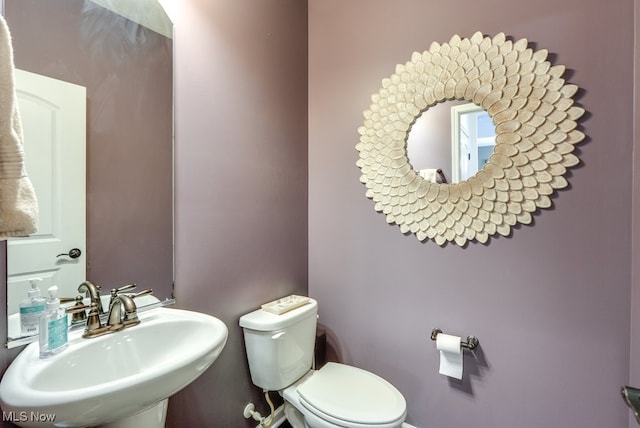 bathroom featuring toilet and sink