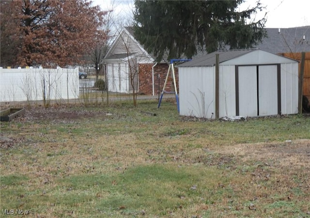 view of yard featuring a storage shed