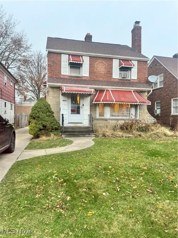 view of front of home featuring a front yard