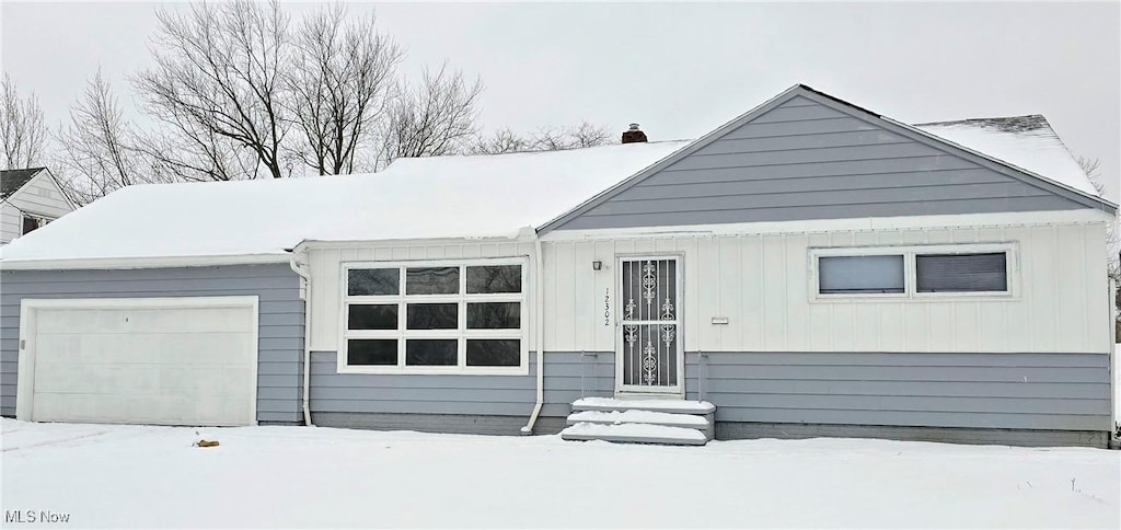 view of front facade featuring a garage