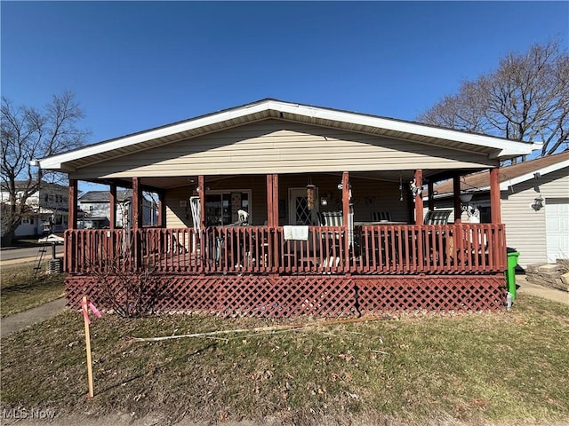 view of front of home with a porch and a front lawn