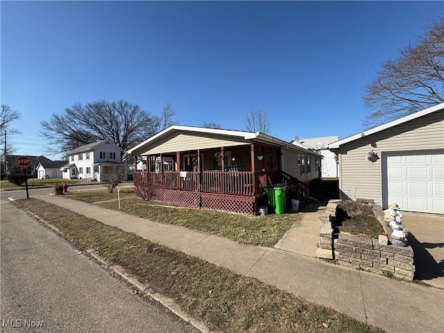 view of front of house with covered porch and a garage