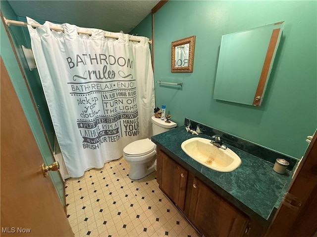 full bathroom featuring tile patterned floors, toilet, shower / bath combo, and vanity