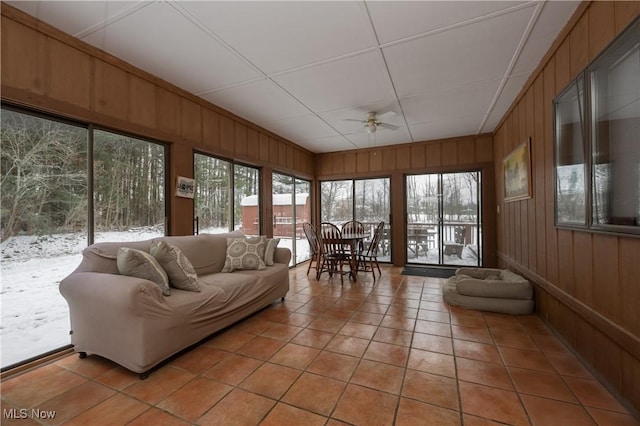 sunroom with ceiling fan