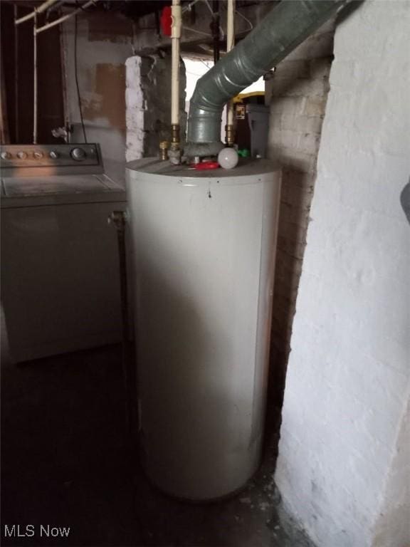 utility room with gas water heater and washer / clothes dryer