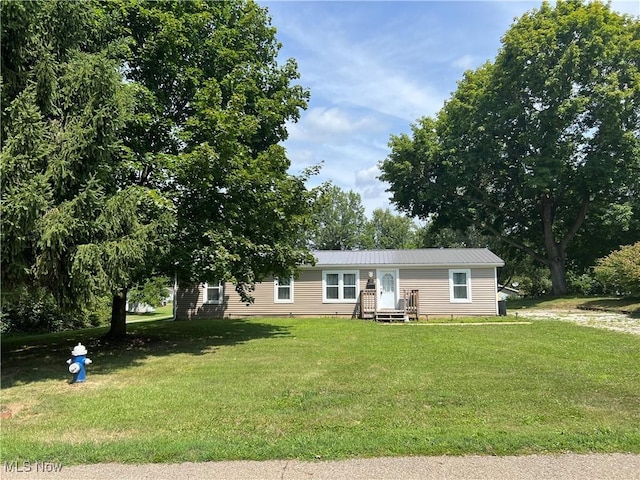 view of front of property featuring a front yard