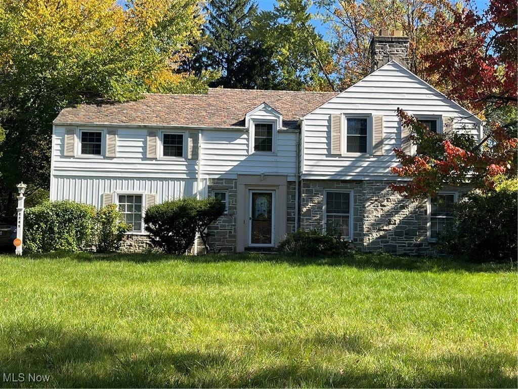 view of front of property with a front lawn