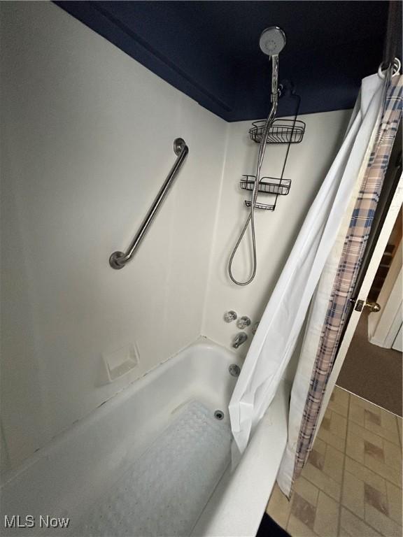 bathroom with shower / tub combo