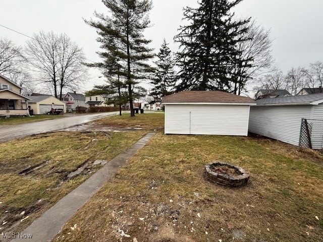 view of yard featuring a fire pit