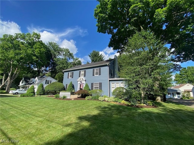 colonial home featuring a front yard