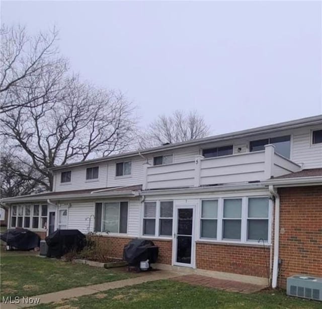 view of front of property featuring central AC and a front lawn