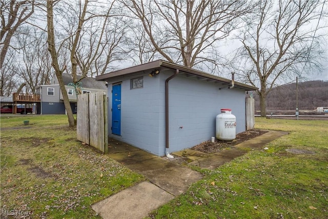 view of outdoor structure with a yard