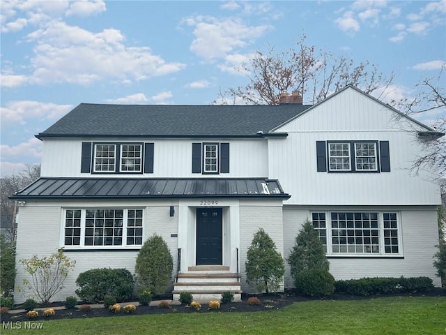 view of front of house featuring a front yard