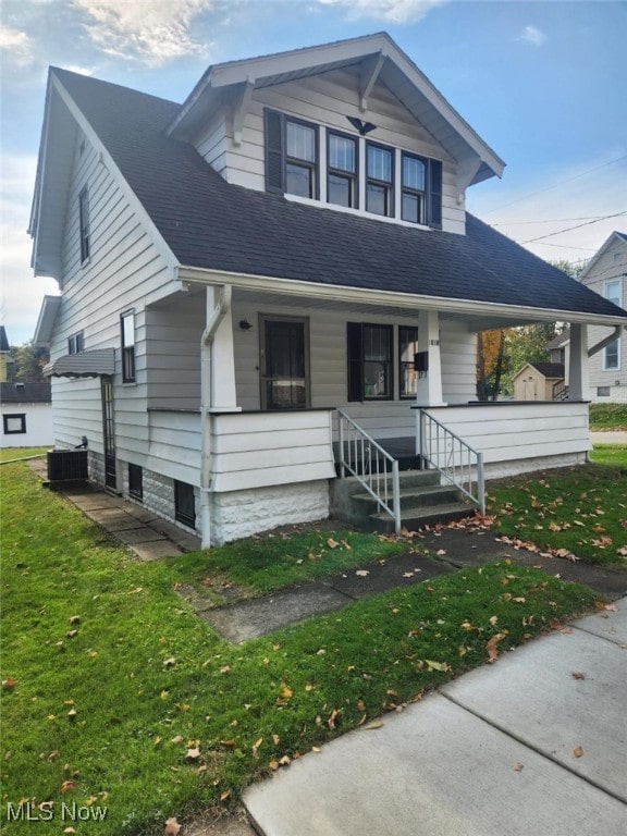 view of front of property featuring a front lawn and a porch