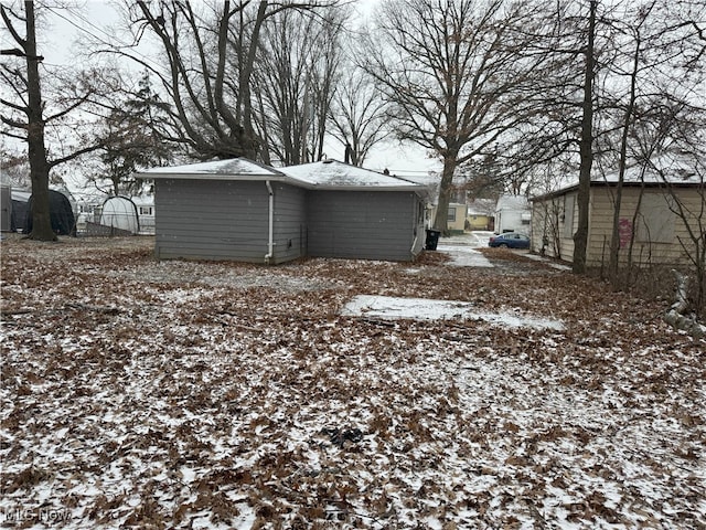 view of yard layered in snow