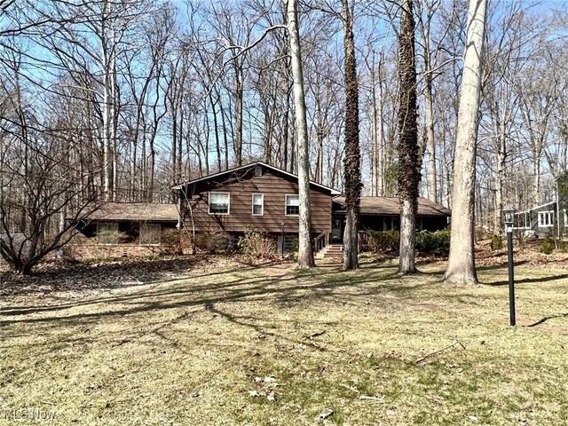 view of front of house featuring a front yard